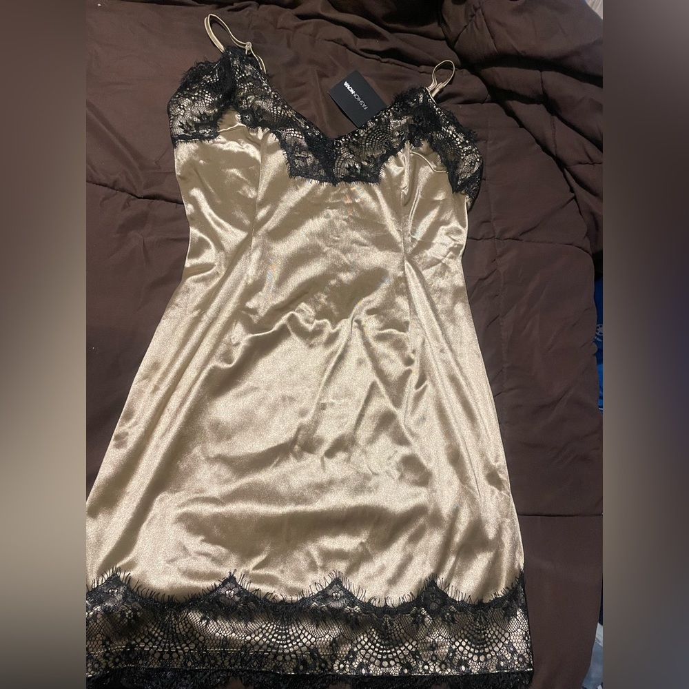 SATIN GOLD AND BLACK DRESS.